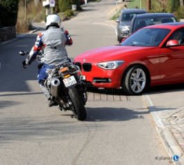 Motorrad weicht Auto aus Fahrschule-Z